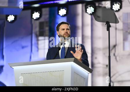 Milwaukee, États-Unis. 17 juillet 2024. J.D. Vance prend la parole lors de la Convention nationale républicaine à Milwaukee, Wisconsin, États-Unis, le 17 juillet 2024. J.D. Vance, sénateur de l'État américain de l'Ohio et auteur du BEST-seller 'Hillbilly Elegy', a accepté mercredi soir la nomination pour le poste de vice-président à la Convention nationale républicaine en cours à Milwaukee, Wisconsin. Crédit : Li Rui/Xinhua/Alamy Live News Banque D'Images