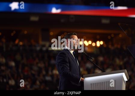 Milwaukee, États-Unis. 17 juillet 2024. J.D. Vance prend la parole lors de la Convention nationale républicaine à Milwaukee, Wisconsin, États-Unis, le 17 juillet 2024. J.D. Vance, sénateur de l'État américain de l'Ohio et auteur du BEST-seller 'Hillbilly Elegy', a accepté mercredi soir la nomination pour le poste de vice-président à la Convention nationale républicaine en cours à Milwaukee, Wisconsin. Crédit : Li Rui/Xinhua/Alamy Live News Banque D'Images