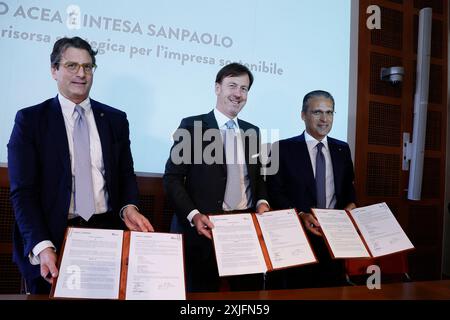 Roma, Italie. 18 juillet 2024. Fabrizio Palermo di ACEA con Stefano Berrese, Mauro Micillo di Intesa San Paolo presentano lÕaccordo di ACEA, Intesa San Paolo per il riuso delle acque Roma, Italia Ñ Gioved“ 18 luglio 2024 - Cronaca - (foto di Cecilia Fabiano/LaPresse) ACEA, Intesa San Paolo accord pour la réutilisation de l'eau Rome, Italie - jeudi 17 juillet 2024 - Actualités - (photo de Cecilia Fabiano/LaPresse) crédit : LaPresse/Alamy Live News Banque D'Images