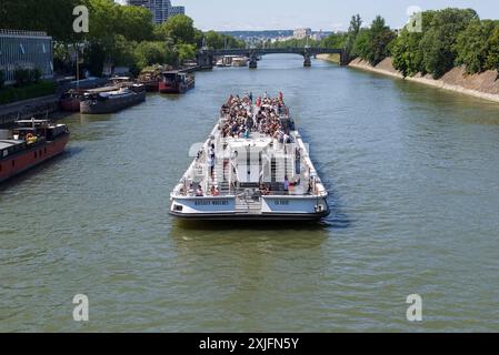 Paris, France, 07.17.2024 célèbre bateau touristique sur la Seine par une chaude et ensoleillée journée d'été. Banque D'Images