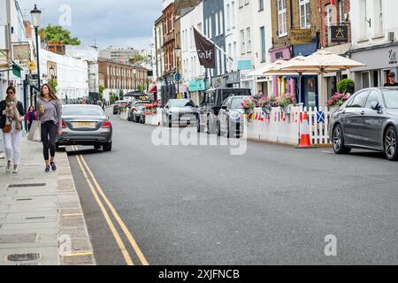 LONDRES - 10 JUILLET 2024 : Walton Street dans le quartier de South Kensington / Knightsbridge. Une rue de vente au détail haut de gamme avec de nombreuses petites marques indépendantes. Banque D'Images