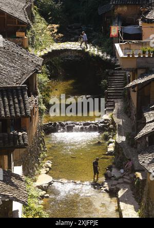 Lishui. 18 juillet 2024. Cette photo prise le 18 juillet 2024 montre une vue du village de Songzhuang dans le comté de Songyang, dans la province chinoise du Zhejiang. Niché dans les montagnes, le village de Songzhuang du comté de Songyang possède une histoire de plus de 600 ans et conserve de nombreuses résidences traditionnelles. Au cours des dernières années, le gouvernement local a rénové de vieilles maisons et des chemins anciens et introduit de nouvelles formes d'affaires pour attirer les jeunes talents pour y démarrer leurs entreprises. Crédit : Weng Xinyang/Xinhua/Alamy Live News Banque D'Images