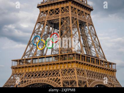 Paris, France - 07 17 2024 : vue sur la Tour Eiffel avec les anneaux olympiques depuis les quais de Seine Banque D'Images