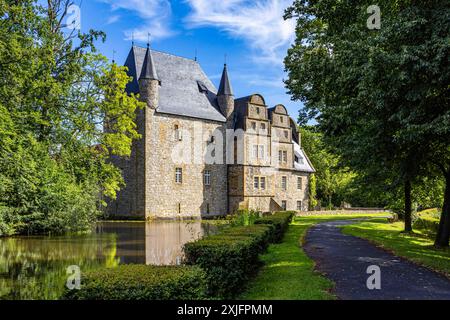 Schledehausen, Deutschland 14. Juillet 2024 : Im Bild : Blick im Sommer 2024 auf die Wasserburg Schelenburg im Landkreis Osnabrück in dem Ort Schledehausen in Niedersachsen. Schelenburg Niedersachsen *** Schledehausen, Allemagne 14 juillet 2024 dans la vue de photo en été 2024 du château de Schelenburg dans le district de Osnabrück dans le village de Schledehausen en basse-Saxe Schelenburg basse-Saxe Copyright : xFotostandx/xReissx Banque D'Images