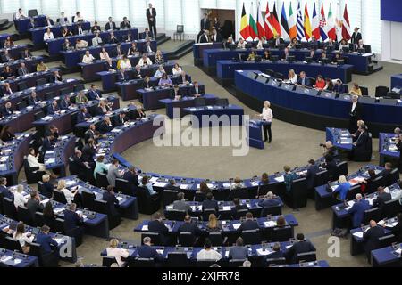 Strasbourg, France. 18 juillet 2024. Ursula von der Leyen fait une déclaration au siège du Parlement européen à Strasbourg, France, le 18 juillet 2024. Le Parlement européen a approuvé jeudi la candidature de von der Leyen pour un second mandat de cinq ans à la présidence de la Commission européenne. Crédit : Zhao Dingzhe/Xinhua/Alamy Live News Banque D'Images