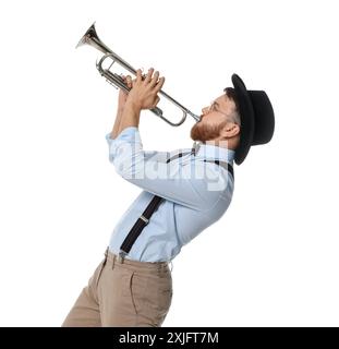 Beau musicien jouant de la trompette sur fond blanc Banque D'Images