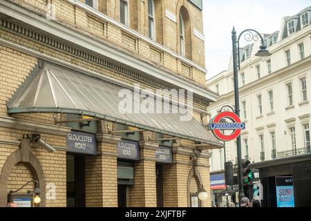 LONDRES - 16 JUILLET 2024 : station de métro de Gloucester Road à Kensington, au sud-ouest de Londres Banque D'Images