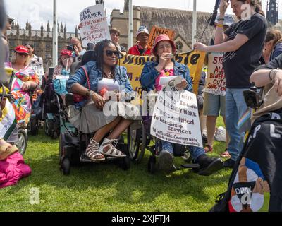 Londres, Royaume-Uni. 18 juillet 2024. Claire Glasman de Winvisible- femmes avec des handicaps visibles et invisibles, des militants des droits des personnes handicapées sont venus sur la place du Parlement pour "la demande des personnes handicapées", présenter les nouvelles solutions du gouvernement travailliste aux nombreuses crises auxquelles sont confrontées les personnes handicapées à travers le Royaume-Uni causées par les coupes dans les ressources et les services sous les administrations précédentes et célébrer la musique, l'art et la poésie des personnes handicapées. Peter Marshall/Alamy Live News Banque D'Images