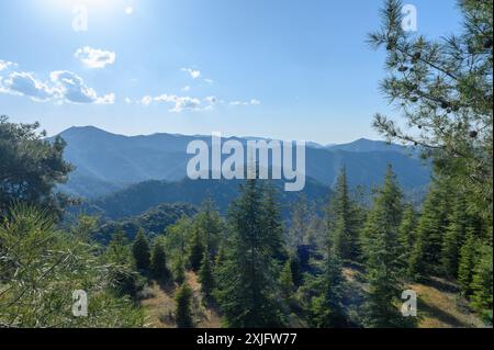 Vue depuis le Mont Olympe, le plus haut sommet de l'île de Chypre. Troodos montagnes Banque D'Images