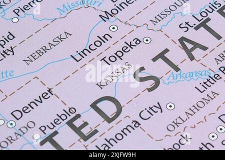 Macro photographie de l'état du Kansas des États-Unis d'amérique carte politique avec les villes et les frontières les plus importantes Banque D'Images