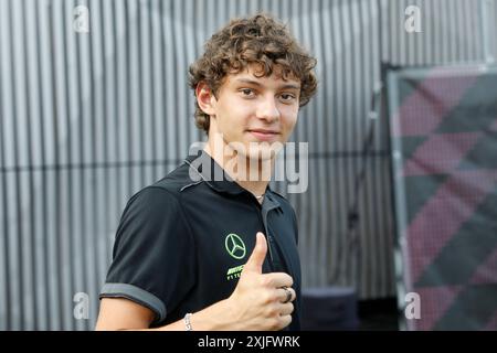 Mogyorod, Hongrie. 18 juillet 2024. Grand Prix de Hongrie de formule 1 à Hungaroring, Hongrie. Photo : Andrea Kimi Antonelli dans le paddock © Piotr Zajac/Alamy Live News Banque D'Images