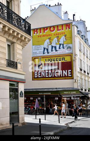 Scène de rue dans Rue des Martyrs - Paris - France Banque D'Images