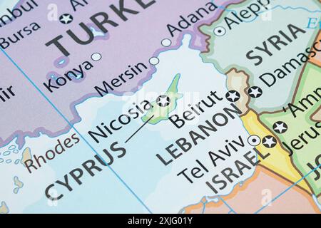 Gros plan sur une carte politique importante de Chypre avec les frontières du pays et la plupart des villes Banque D'Images