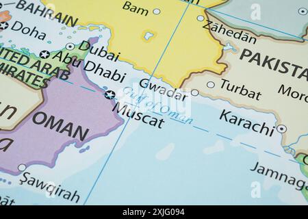 Près d'une région maritime du Golfe d'Oman dans la carte politique du moyen-Orient avec les frontières du pays et les villes les plus importantes Banque D'Images