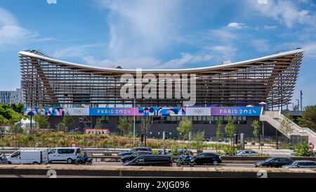 Vue extérieure du Centre aquatique Olympique construit et décoré pour les Jeux Olympiques d'été de Paris 2024, Saint-Denis, France Banque D'Images