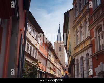 Erfurt, Allemagne - 22 mai 2023 : allée sur le pont des marchands, Kraemerbruecke à Erfurt, Allemagne. Il a été construit en 1325. Le seul pont au nord des Alpes qui est construit entièrement avec des maisons Banque D'Images