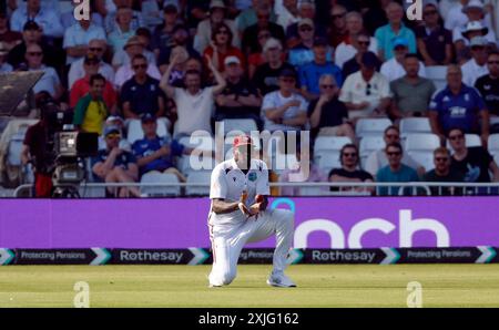 Jason Holder des Antilles prend la main pour renvoyer l'anglais Jamie Smith lors de la première journée du deuxième Rothesay test match à Trent Bridge, Nottingham. Date de la photo : jeudi 18 juillet 2024. Banque D'Images