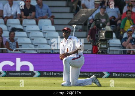 Jason Holder des West Indies attrape Jamie Smith de l'Angleterre lors du 2e Rothesay test match Angleterre vs West Indies à Trent Bridge, Nottingham, Royaume-Uni, le 18 juillet 2024 (photo par Mark Cosgrove/News images) Banque D'Images