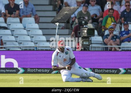 Jason Holder des West Indies attrape Jamie Smith de l'Angleterre lors du 2e Rothesay test match Angleterre vs West Indies à Trent Bridge, Nottingham, Royaume-Uni, le 18 juillet 2024 (photo par Mark Cosgrove/News images) Banque D'Images