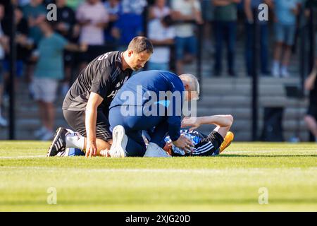 Tobias Mohr (FC Schalke 04, #29) liegt verletzt am Boden GER, SC Verl v. FC Schalke 04, Fussball, Testspiel, Spielzeit 2024/2025, 18.07.2024 le Règlement de la DFL interdit toute utilisation de photographes comme séquences d'images et/ou quasi-vidéo. Foto : Eibner-Pressefoto / Jan Strohdiek Banque D'Images