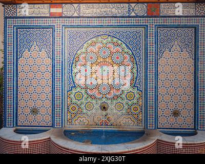 Wien, Autriche - 28 juillet 2023 : Marokkanerbrunnen ou Fontaine marocaine dans le 3ème arrondissement de Vienne. Ouvert en 1999, comme cadeau du roi marocain Hassan II à l'Autriche. Banque D'Images