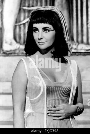 Elizabeth Taylor : Cléopâtre. Portrait de l'actrice britannique, Dame Elizabeth Rosemond Taylor (1932 -2011), photo publicitaire pour le film 'Cléopâtre', 1963 Banque D'Images