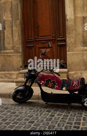 Des tapis nationaux avec des motifs caucasiens sont à vendre dans la vieille ville Banque D'Images