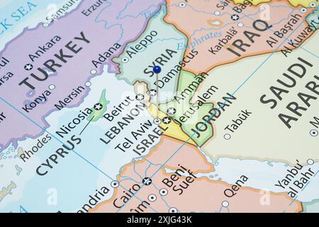 Gros plan sur une ville de tel Aviv avec une aiguille bleue dans la carte politique du pays d'Israël Banque D'Images