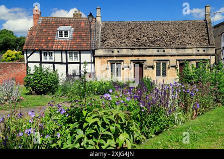 1 et 2, St John's Churchyard and Tower Lee, St John the Baptist Church yard, Devizes, Wiltshire. Banque D'Images