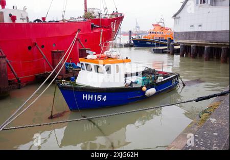 Bateau de pêche HH154 amarré à l'ombre du phare 18 à Harwich Banque D'Images