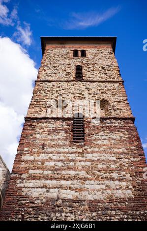 Tour de la Sainte Trinité saxonne église à Colchester construite à partir de la rue réutilisée brique romaine et pierre Banque D'Images