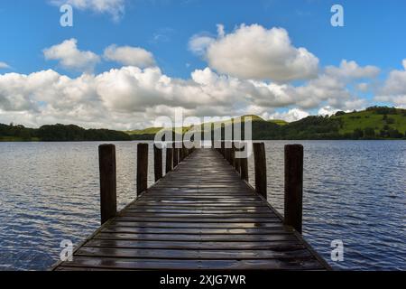 Une jetée en bois sur Coniston Water. Banque D'Images