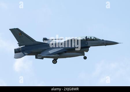 Cirencester, Royaume-Uni. 18 juillet 2024. Lockheed Martin F-16 Fighting Falcon de la composante aérienne belge arrive lors de la Journée des arrivées de Royal International Air Tattoo 2024 à la RAF Fairford, Cirencester, Royaume-Uni, le 18 juillet 2024 (photo de Cody Froggatt/News images) à Cirencester, Royaume-Uni, le 18/07/2024. (Photo de Cody Froggatt/News images/Sipa USA) crédit : Sipa USA/Alamy Live News Banque D'Images