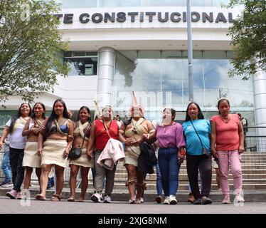 AMICUS CURIAE INDIGENAS WAORANI Quito, jeudi 18 juillet 2024 des Indiens Waorani, accompagnés de communautés amazoniennes, sont arrivés à la Cour constitutionnelle pour prononcer un amicus curiae, sur le droit au consentement libre, préalable et éclairé photos API Rolando Enriquez Quito Pichincha Ecuador CLJ AMICUS CURIAE INDIGENAS WAORANI aae698abe4f1f5679054b1d576e99557 Copyright: xROLANDOXENRIQUEZx Banque D'Images