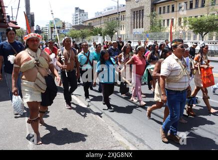 AMICUS CURIAE INDIGENAS WAORANI Quito, jeudi 18 juillet 2024 des Indiens Waorani, accompagnés de communautés amazoniennes, sont arrivés à la Cour constitutionnelle, pour délivrer un amicus curiae, sur le droit au consentement libre, préalable et éclairé photos API Rolando Enriquez Quito Pichincha Ecuador CLJ AMICUS CURIAE INDIGENAS WAORANI 0121d03ba2ff33756e847fac2d9e9 Copyright: xROLANDOXENRIQUEZx Banque D'Images