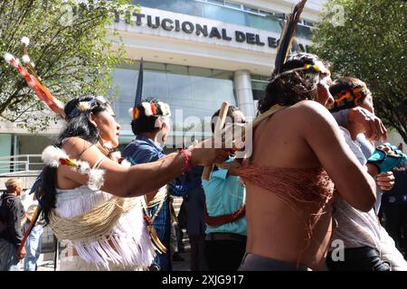 AMICUS CURIAE INDIGENAS WAORANI Quito, jeudi 18 juillet 2024 des Indiens Waorani, accompagnés de communautés amazoniennes, sont arrivés à la Cour constitutionnelle pour délivrer un amicus curiae, sur le droit au consentement libre, préalable et éclairé photos API Rolando Enriquez Quito Pichincha Ecuador CLJ AMICUS CURIAE INDIGENAS WAORANI a5f17656b0a3c6e4455fb3fb3f447f5d Copyright: xROLANDOXENRIQUEZx Banque D'Images