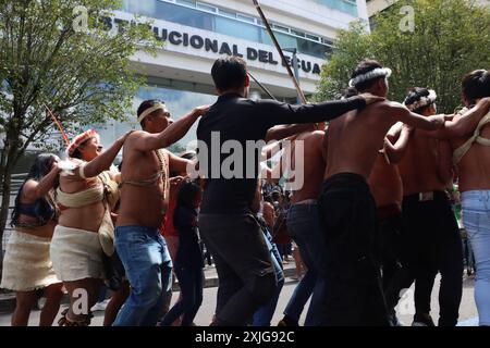 AMICUS CURIAE INDIGENAS WAORANI Quito, jeudi 18 juillet 2024 des Indiens Waorani, accompagnés de communautés amazoniennes, sont arrivés à la Cour constitutionnelle, pour prononcer un amicus curiae, sur le droit au consentement libre, préalable et éclairé photos API Rolando Enriquez Quito Pichincha Ecuador CLJ AMICUS CURIAE INDIGENAS WAORANI bec4a7416d1208d39d98335780869ba3 Copyright: xROLANDOXENRIQUEZx Banque D'Images