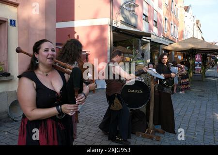 Du 18 au 21 juillet 2024 ouverture au Nibelungenmarkt de Plattling. Tous les deux ans, Plattling et ses visiteurs plongent dans le moyen âge. La place de la ville est transformée en un grand marché médiéval, est une scène pour les musiciens, chanteurs, danseurs et jongleurs et vous invite à profiter et à vous attarder. Les différents camps médiévaux des clubs Plattlingen assurent votre bien-être physique. Le Nibelungenmarkt est un festival pour toute la famille et captive petits et grands avec des activités pour enfants, des spectacles de feu, de l'art acrobatique et des combats d'exposition. (Photo : Rob Gray) Banque D'Images