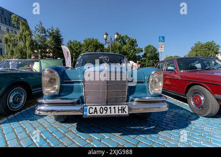 Sofia, Bulgarie - 15 juin 2024 : défilé de vieilles voitures rétro à Spring Retro Parade à Sofia, Bulgarie, voiture rétro 1964 Mercedes-Benz 220 se Banque D'Images