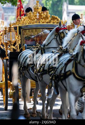 Londres, Royaume-Uni 17 juillet 2024 le roi Charles et la reine Camilla dans le Diamond Jubilee State Coach reviennent le long de Whitehall de l'ouverture du Parlement Banque D'Images