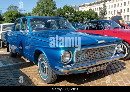 Sofia, Bulgarie - 15 juin 2024 : défilé de vieilles voitures rétro à Spring Retro Parade à Sofia, Bulgarie, voiture rétro 1963 Plymouth Valiant Banque D'Images