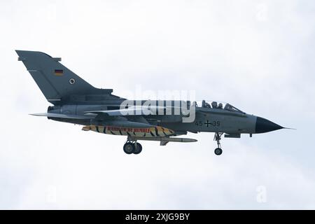 Cirencester, Royaume-Uni. 18 juillet 2024. Panavia Tornado de l'armée de l'air allemande TLG 51 arrive lors de la journée des arrivées de Royal International Air Tattoo 2024 à RAF Fairford, Cirencester, Royaume-Uni, le 18 juillet 2024 (photo de Cody Froggatt/News images) à Cirencester, Royaume-Uni, le 18/07/2024. (Photo de Cody Froggatt/News images/Sipa USA) crédit : Sipa USA/Alamy Live News Banque D'Images