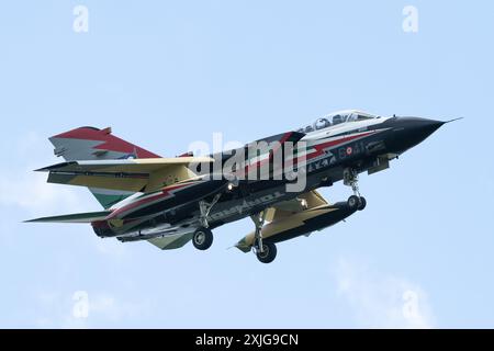 Cirencester, Royaume-Uni. 18 juillet 2024. Panavia A-200A Tornado of 6 STORMO Italian Air Force arrive lors de la Journée des arrivées de Royal International Air Tattoo 2024 à RAF Fairford, Cirencester, Royaume-Uni, le 18 juillet 2024 (photo par Cody Froggatt/News images) à Cirencester, Royaume-Uni le 18/07/2024. (Photo de Cody Froggatt/News images/Sipa USA) crédit : Sipa USA/Alamy Live News Banque D'Images