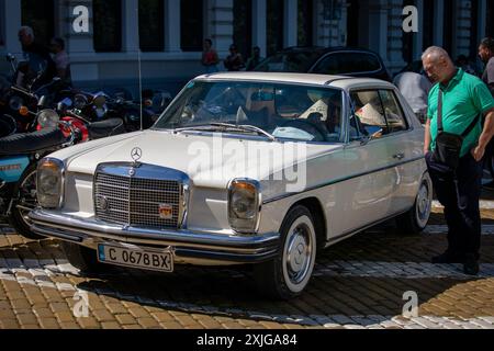 Sofia, Bulgarie - 15 juin 2024 : défilé de vieilles voitures rétro à Spring Retro Parade à Sofia, Bulgarie, voiture rétro 1972 MERCEDES-BENZ (W114) 280 ce COUPÉ Banque D'Images