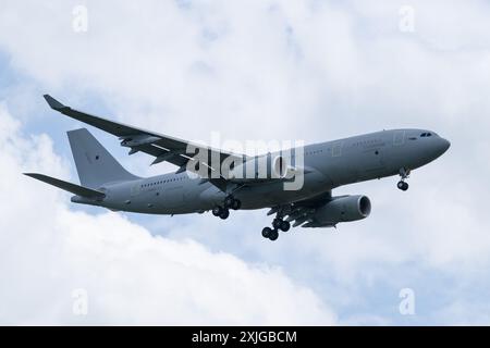 Cirencester, Royaume-Uni. 18 juillet 2024. Airbus Voyager KC.2 du 10e ESCADRON DE la Royal Air Force arrive lors de la Journée des arrivées du Royal International Air Tattoo 2024 à la RAF Fairford, Cirencester, Royaume-Uni, le 18 juillet 2024 (photo de Cody Froggatt/News images) à Cirencester, Royaume-Uni, le 18 juillet 2024. (Photo de Cody Froggatt/News images/Sipa USA) crédit : Sipa USA/Alamy Live News Banque D'Images