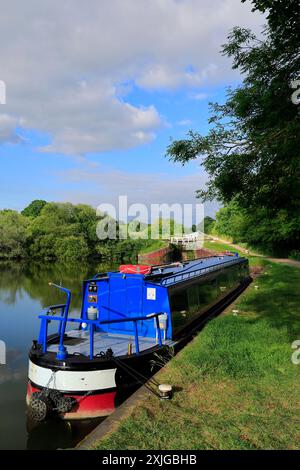 Bateaux étroits sur le canal Kennet et Avon près des écluses de Caen Hill, Devizes. Prise en juillet 2024 Banque D'Images