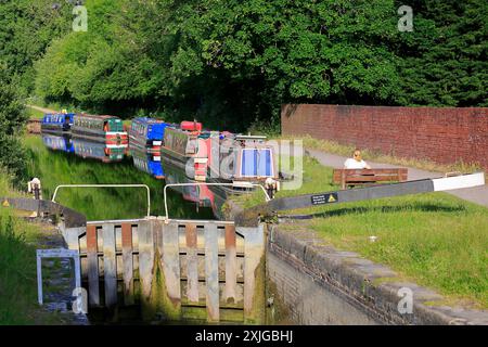 Bateaux étroits sur le canal Kennet et Avon près des écluses de Caen Hill, Devizes. Prise en juillet 2024 Banque D'Images