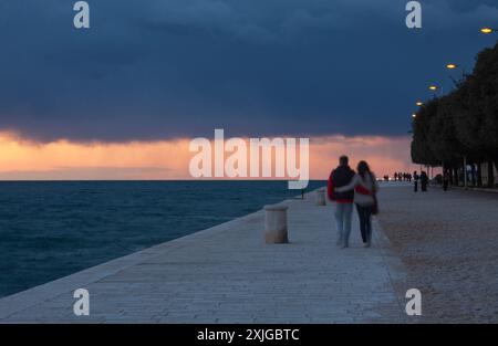 Coucher de soleil par la promenade du front de mer dans la vieille ville de Zadar en Croatie en Europe Banque D'Images