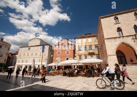 Vue de jour de la place du peuple dans la vieille ville de Split sur la côte dalmate en Croatie en Europe Banque D'Images