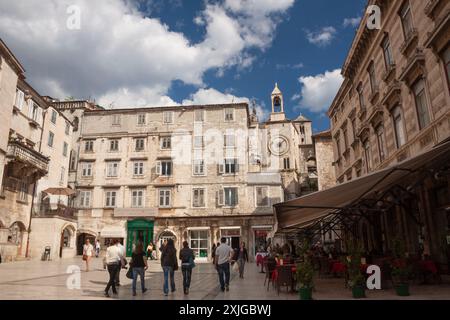 Vue de jour de la place du peuple dans la vieille ville de Split sur la côte dalmate en Croatie en Europe Banque D'Images